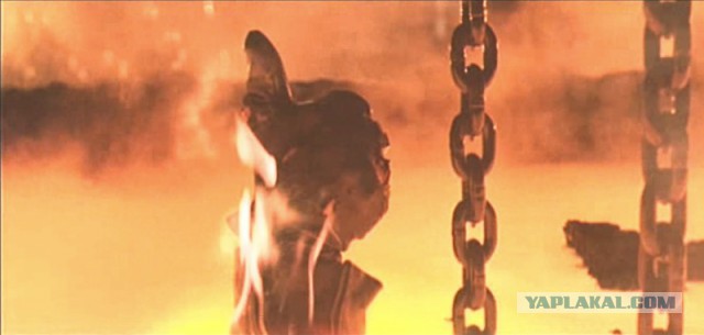 Сталевар голой рукой разбивает ручей расплавленного металла