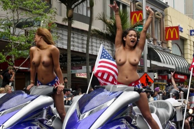 Новозеландский парад "Boobs on Bikes" (18+)