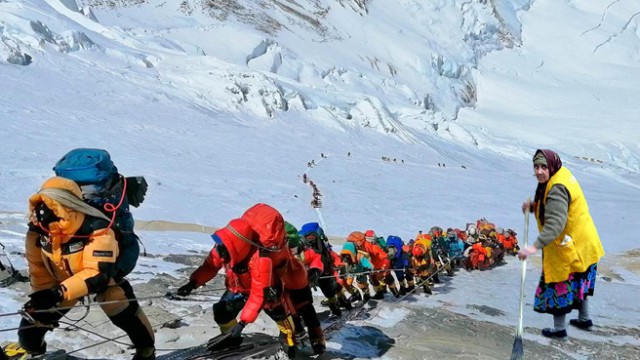 «Обнаружение костей стало привычным»: серия смертей на Эвересте как повод поговорить о судьбе замерзших тел