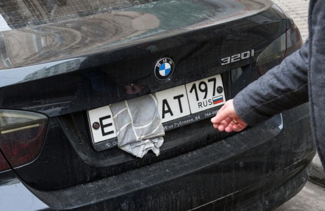 Водитель на BMW в Москве закрыл тряпкой госномер и избил пытавшегося его оштрафовать контролера АМПП