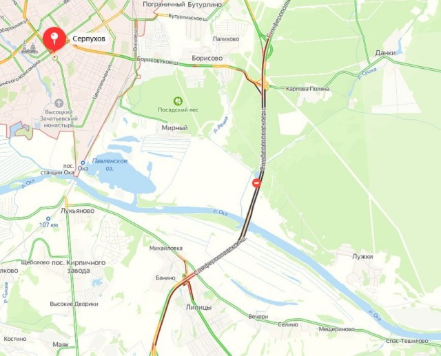 Десятки военных высадились у моста через Оку в районе Серпухова.