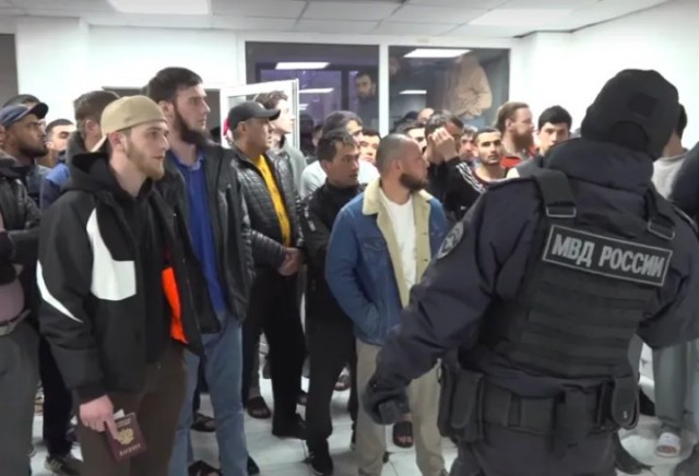 С российской овощебазы доставили в военкомат сотню земляков мигрантов