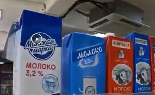 Продавщица снимает свою работу на камеру