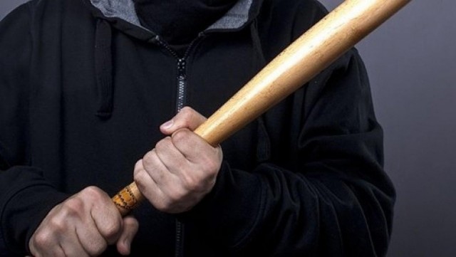 14-летняя школьница из Екатеринбурга заманила бывшего на свидание в подъезд с фейковой странички — там парню проломили лоб битой