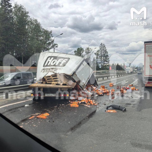 Фура с водкой перевернулась в Наро-Фоминском районе Подмосковья