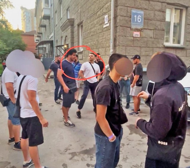 У известного бара «Небар» в центре Новосибирска произошла массовая потасовка: мужчины с оружием угрожали гостям заведения