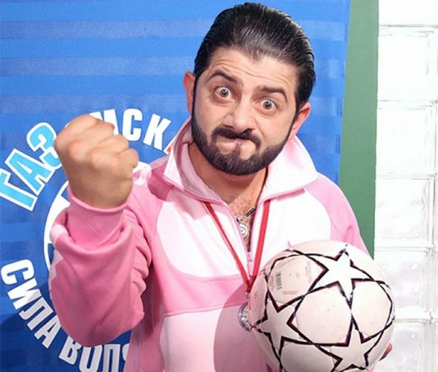 Детский тренер одной из лучших хоккейных школ в стране избивает их клюшкой и бросает по льду.