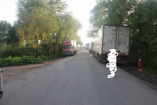 Протест дальнобойщиков в СПБ! Водители перекрыли машинами автомагистраль открытую Путиным.