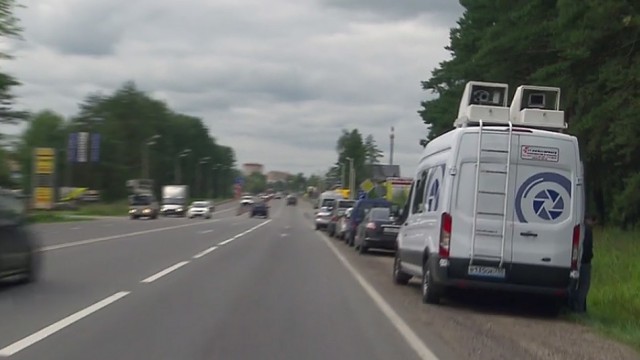 Белые фургоны на дорогах в виде мобильных камер.