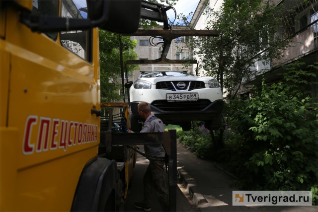 Тотальная зачистка: в Твери из дворов массово эвакуировали автомобили, мешающие проезду спецслужб