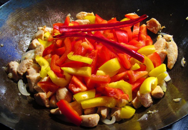 Куриное филе с овощами в азиатском стиле