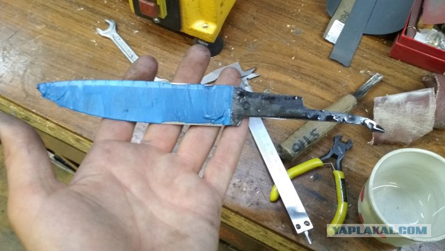 Нож из быстрореза со встроенной открывашкой