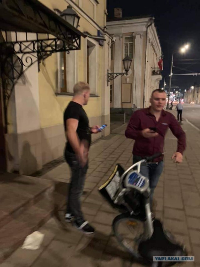 В центре Москвы неизвестный сбил девушку, а потом вместе с другом избил ее и ее сестру