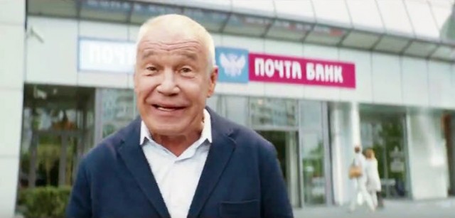 Жителю Вольска пришлось нести тещу в банк на носилках