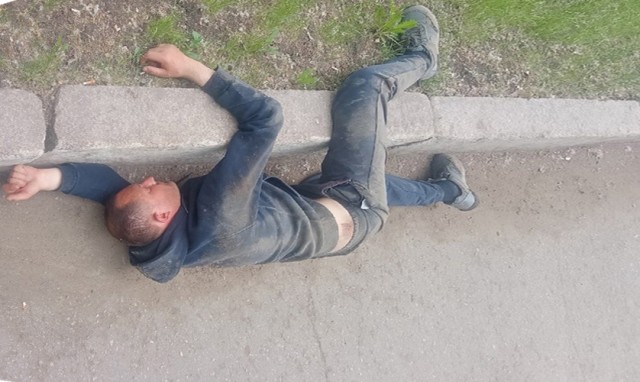 Это электромонтер лезет на столб, просто фотка перевернута