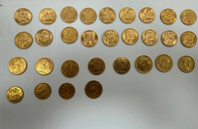 В Домодедове таможенники нашли в чемодане 30 французских монет XIX века