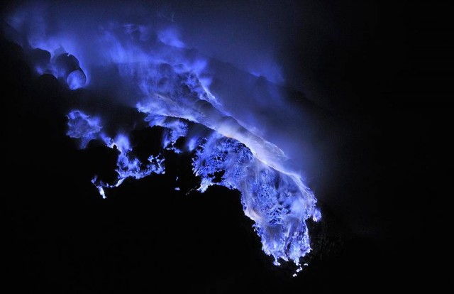 Ночной вулкан Кавах Льен