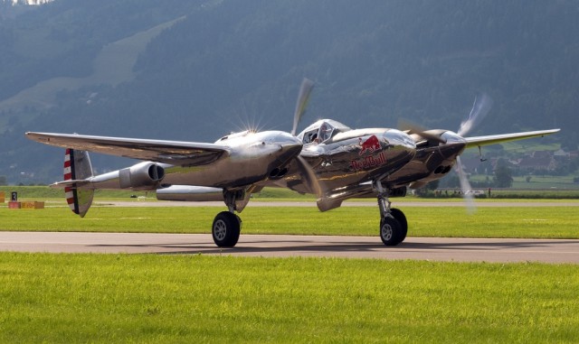 Многоцелевой истребитель P-38 «Lightning»