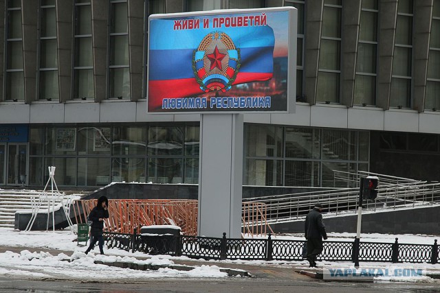Луганск 21.11.17. Вооруженные люди возле административных зданий
