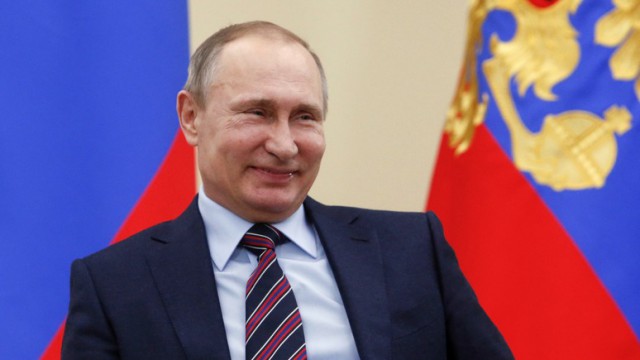 Собчак облила водой Жириновского во время дебатов
