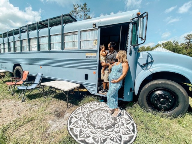 Пара превратила старый автобус в уютный дом, где живет с 2 детьми и собакой, потратив $12 000