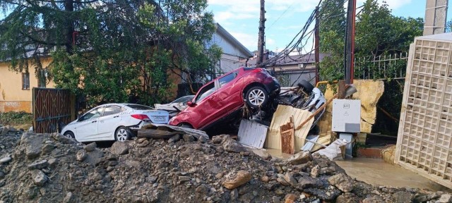 Металлолом из машин заполонил улицы Сочи после потопа