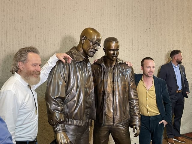 В Альбукерке установили бронзовый памятник героям сериала «Во все тяжкие» — Уолтеру Уайту и Джесси Пинкману
