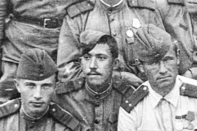 Юрий Никулин. Редкая фотография, первые минуты возвращения с фронта