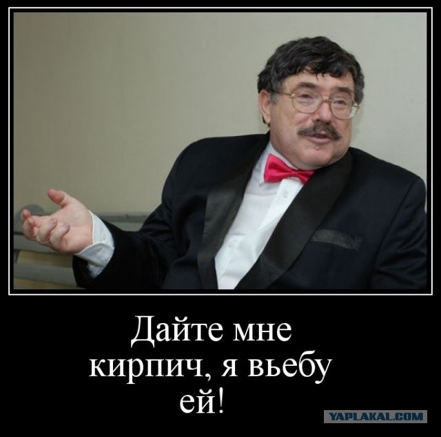 Малыш показывает своему приятелю, что разбрызгивателя бояться не стоит