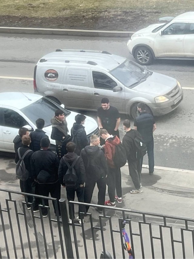 Московская полиция ищет водителя, который чуть не сбил женщину на «зебре» и устроил гонки на тротуаре возле колледжа