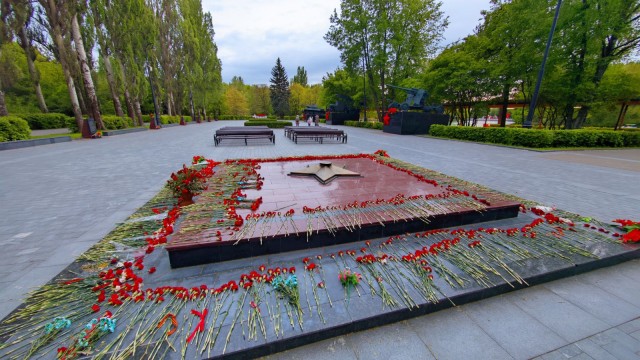 Вечный огонь забросали снежками в Киришах