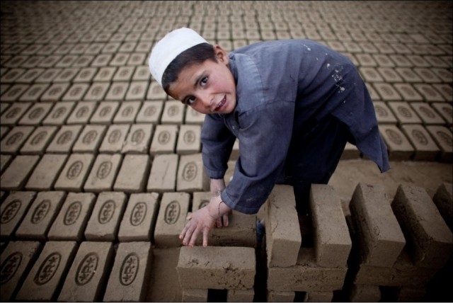 Детский труд на кирпичном заводе в Кабуле