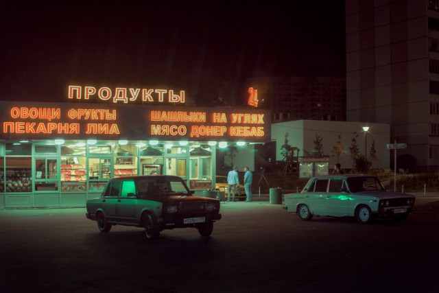 Фотограф снимает окраины города, превращая действительность в кадры «Бегущего по лезвию»