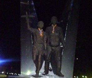 Геи повязали шарфик-радугу Высоцкому