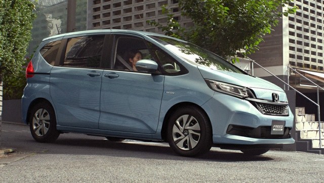 В России начали продавать Honda Freed. Базовая версия стоит менее 1 млн рублей