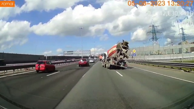 В глаза долбится