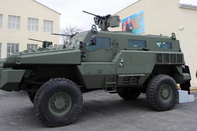 Первые серийные Tesla Cybertruck приехали в дилерский салон