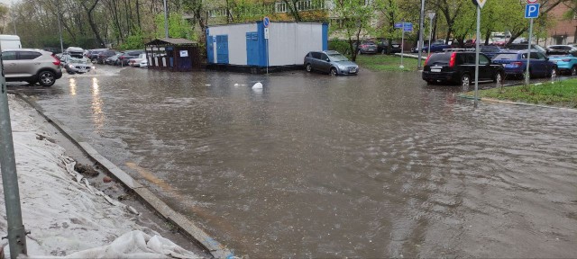 Ливень накрыл столицу — под воду уходят улицы московских районов