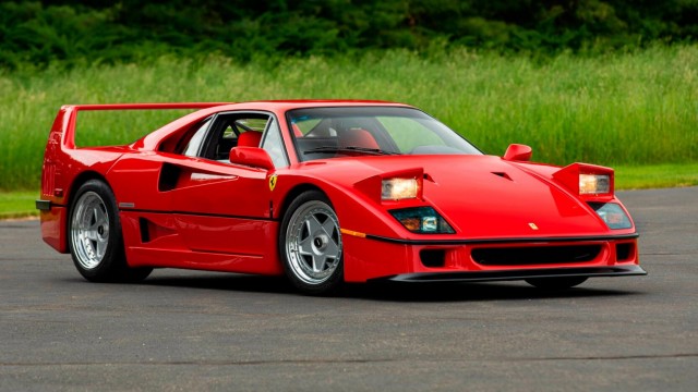 Работник автосервиса вдребезги разбил коллекционный Ferrari F40 во время тест-драйва после обслуживания
