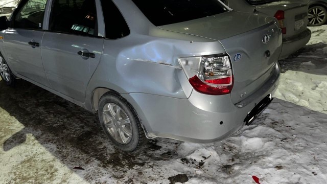 Крутнул хвостом и уехал.