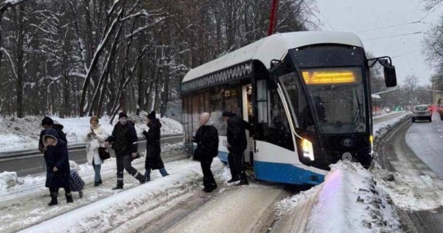 В Сокольниках сошел с рельсов трамвай