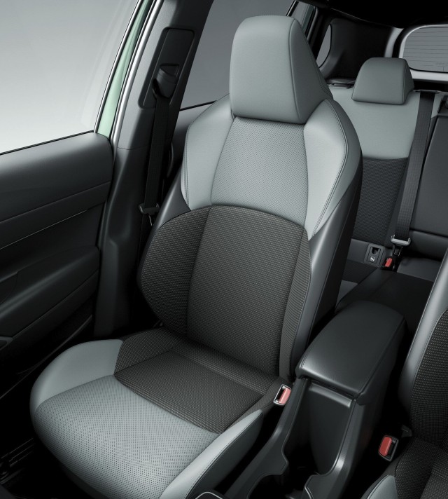 Toyota Corolla Cross получила спецкомплектацию в честь 60-летенго юбилея Короллы. Цена Короллы = цене Лады Весты