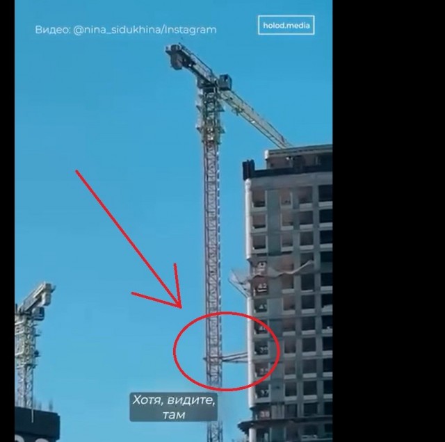 Жительница Москвы Нина несколько месяцев наблюдает за людьми, работающими на стройке рядом с ее домом.