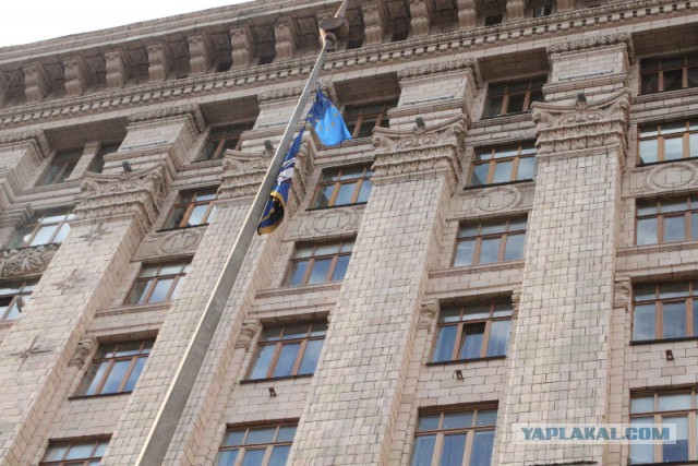 Митингующие штурмом взяли СБУ в Луганске