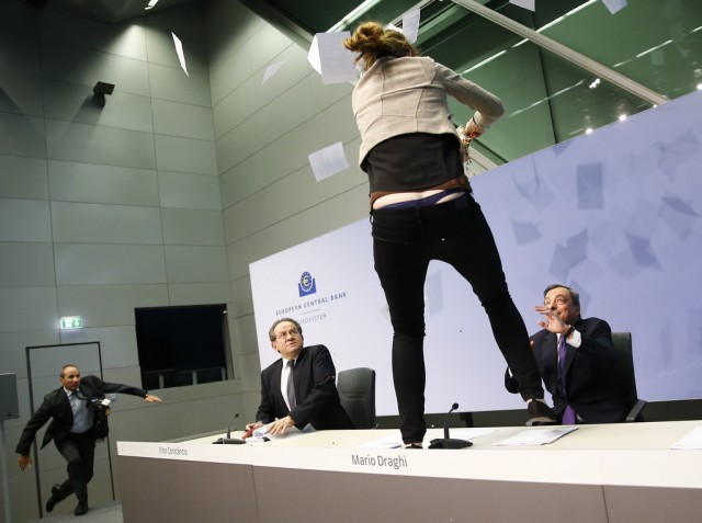 На главу ЕЦБ Марио Драги напали с конфетти