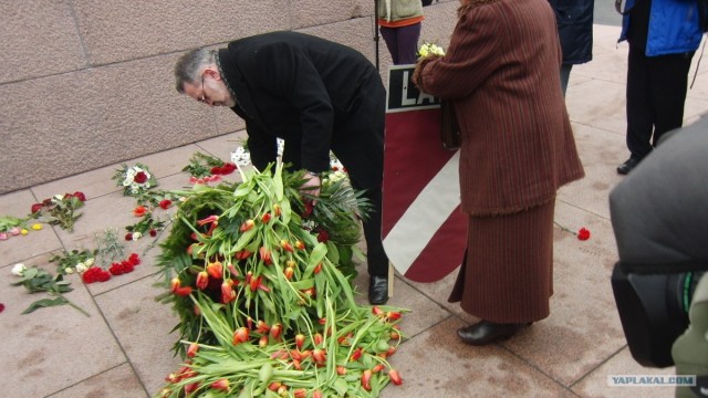 Латышские нацисты осквернили венок