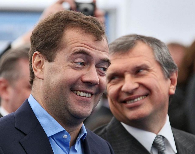 Предприимчивые ростовчане начали продажу цветов и игрушек для пришедших почтить память погибших в авиакатастрофе