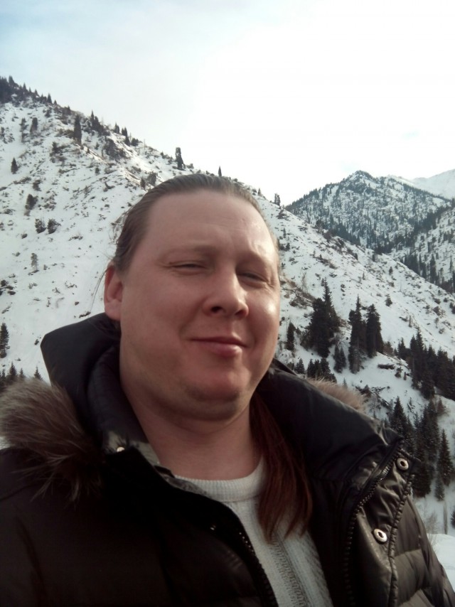 г.Алматы на фоне гор.