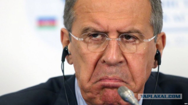 "Штирлиц" шел по коридору. Его связной с канистрой Новичка шел следом