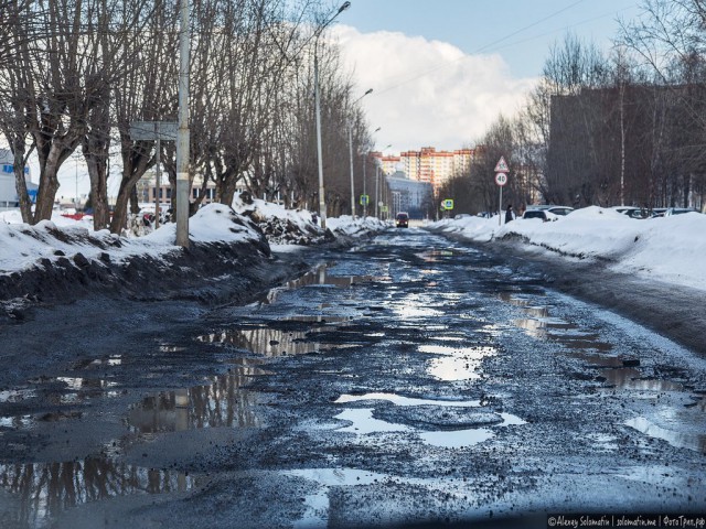 Эксперимент по внедрению уменьшенных дорожных знаков признали успешным...Теперь их поменяют и в остальных регионах, пилим бабки!